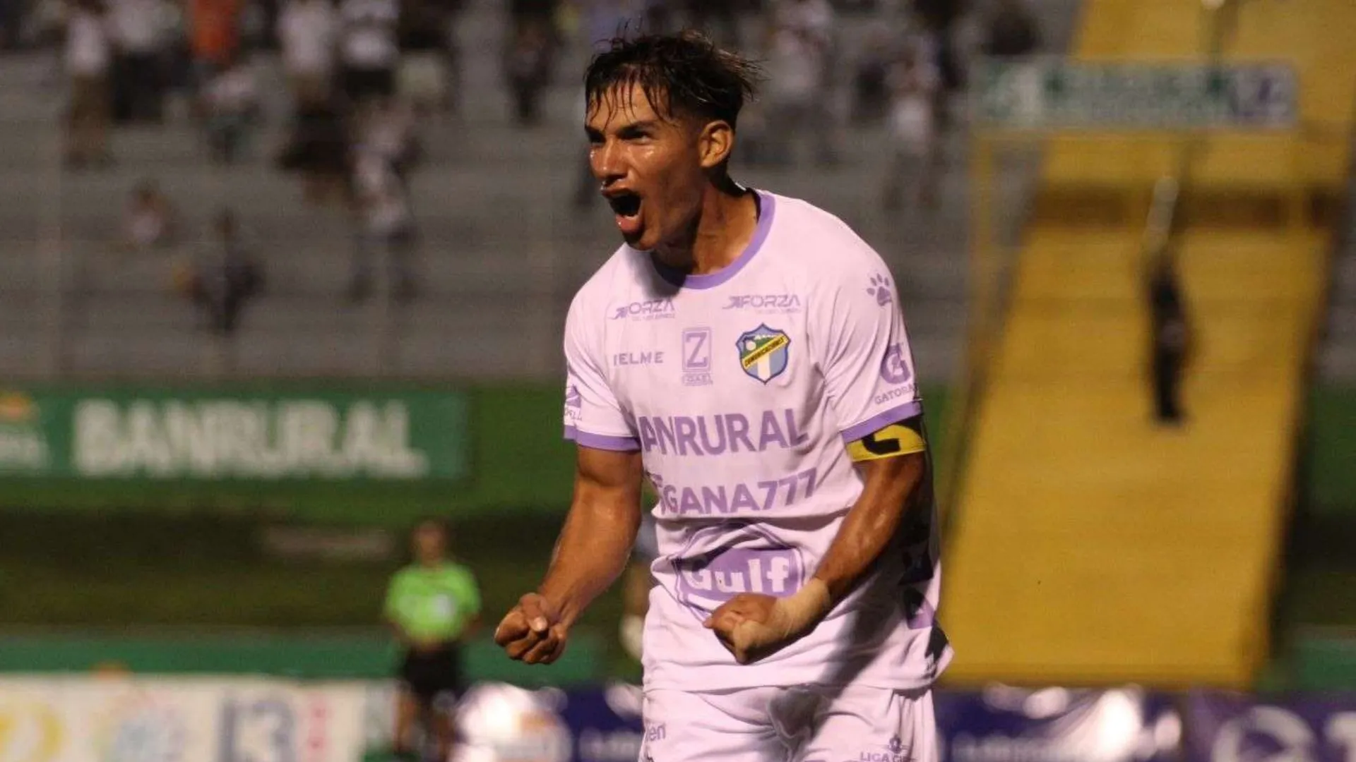 Chucho López propina fuerte golpe a los aficionados de Comunicaciones