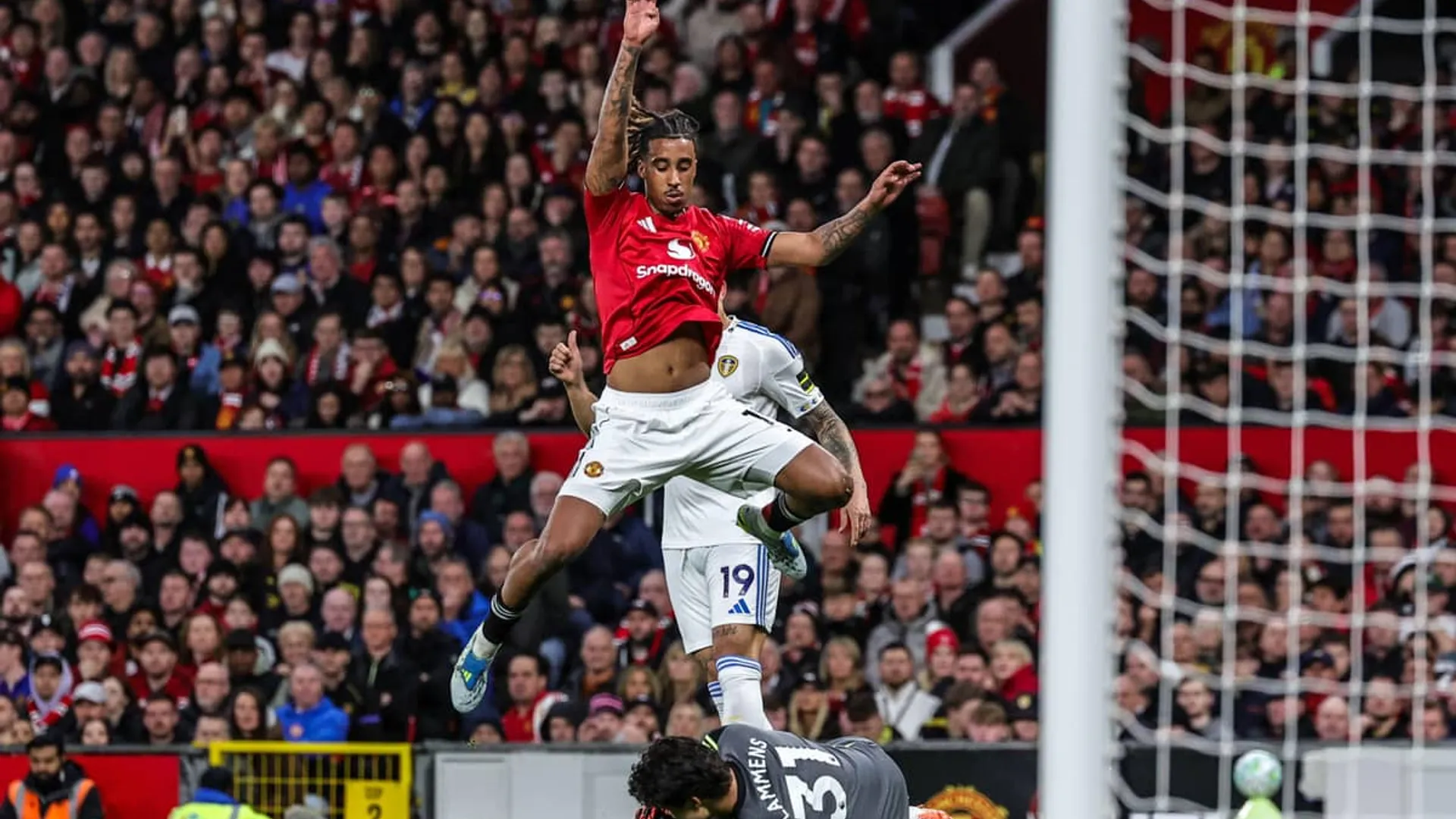 Manchester United evaluaría vender a Leny Yoro el próximo verano si no se consolida esta temporada
