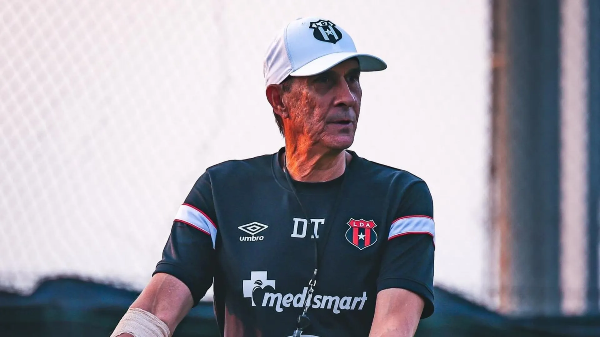 Alexandre Guimarães tiene casi definido su futuro en Alajuelense. (Foto: La Nación)