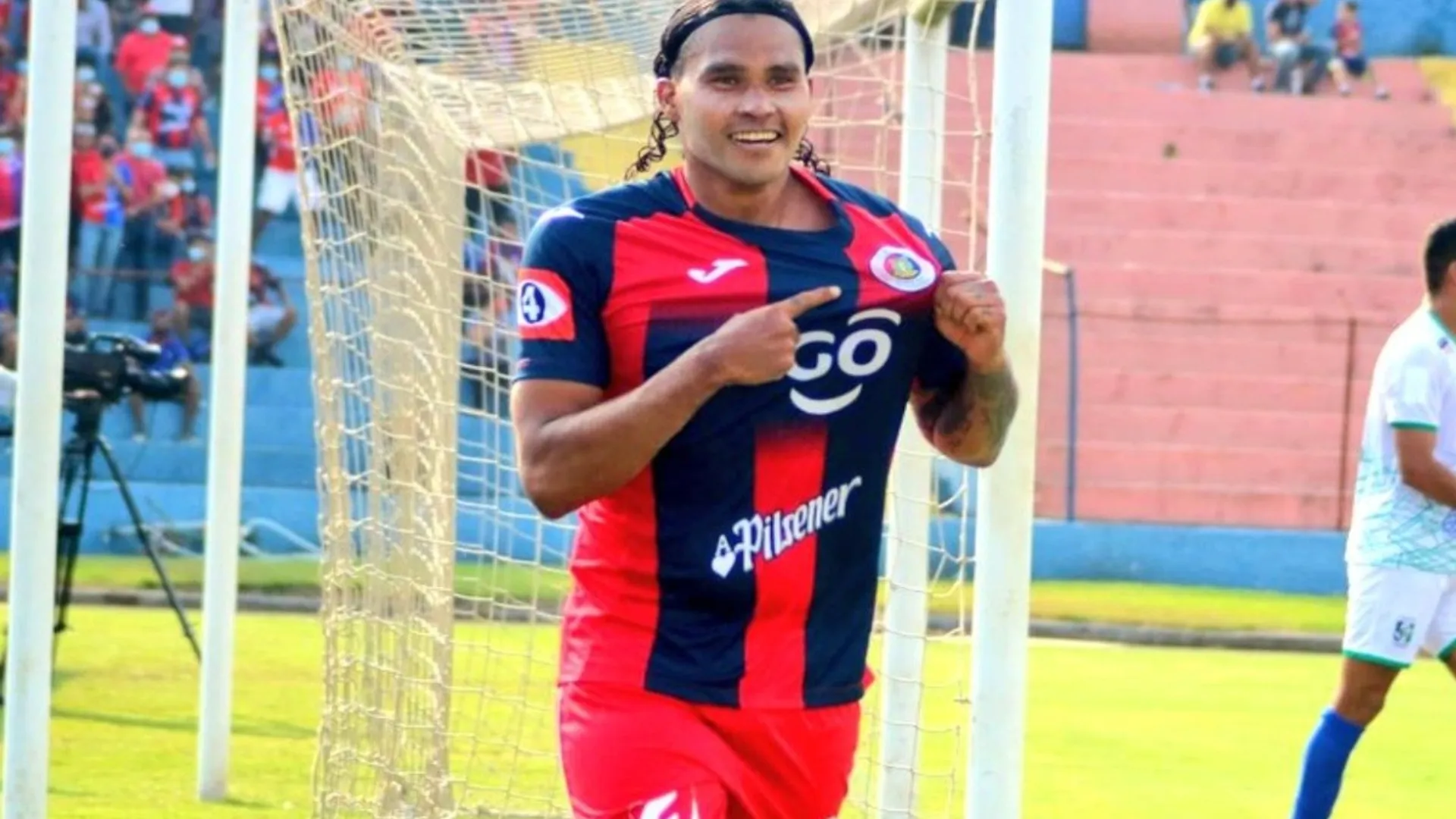 “Gullit” Peña gana menos del 6% de lo que cobraba en México