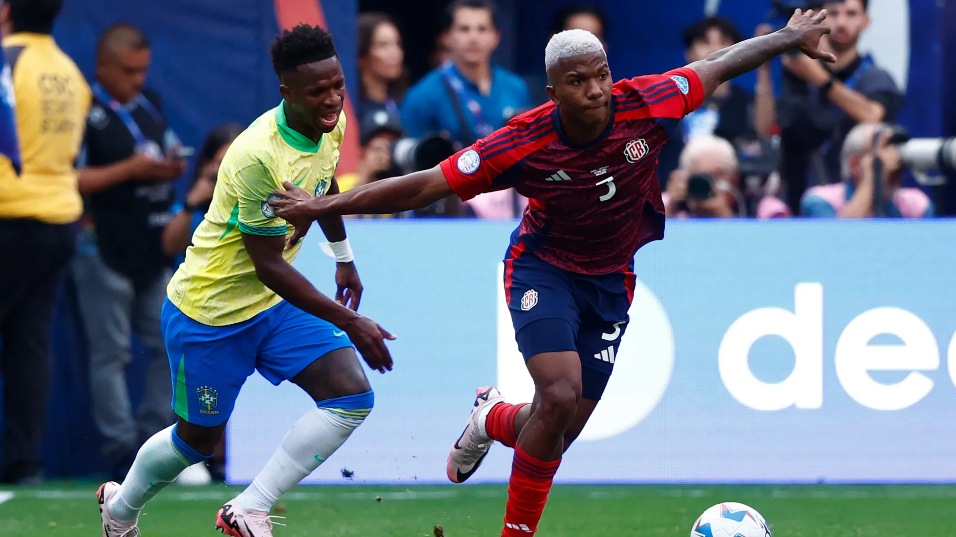 Jeyland Mitchell le ganó su duelo a Vinicius.