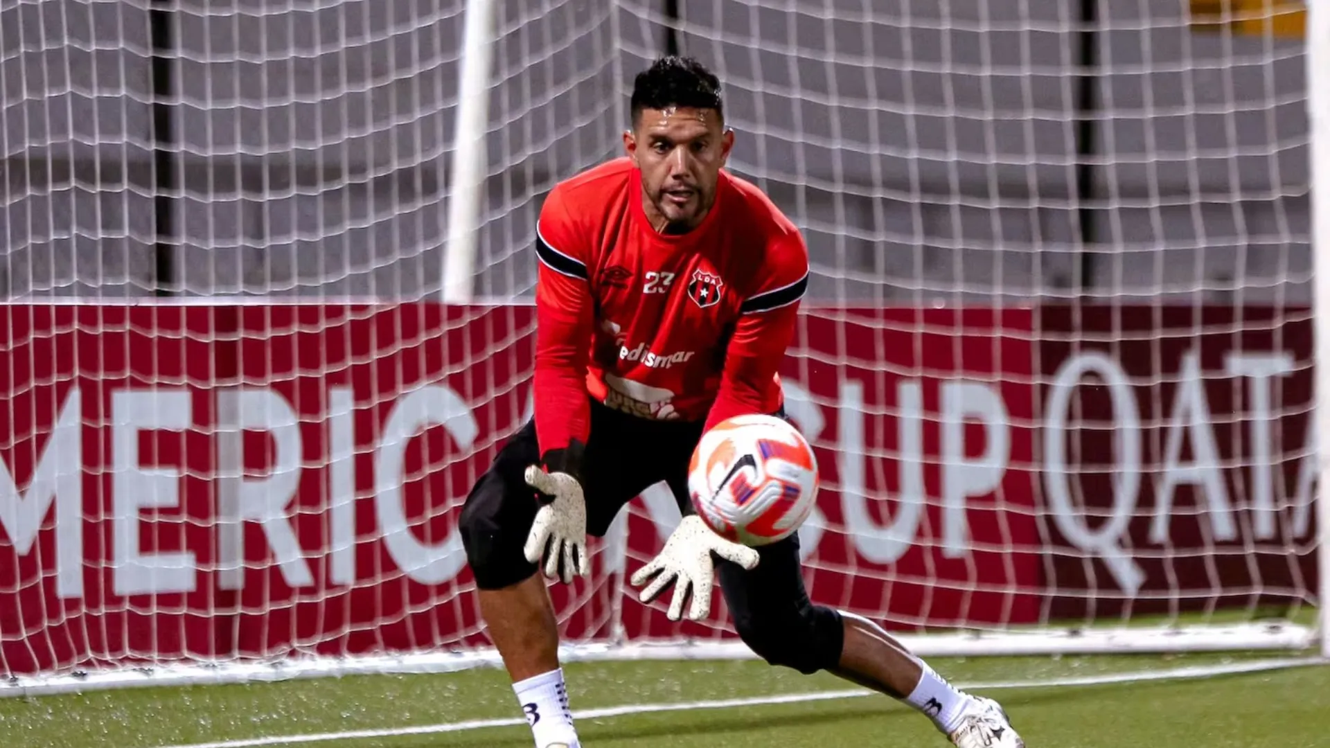 Leo Moreira recibe un inesperado revés luego de oficializada su salida de Alajuelense