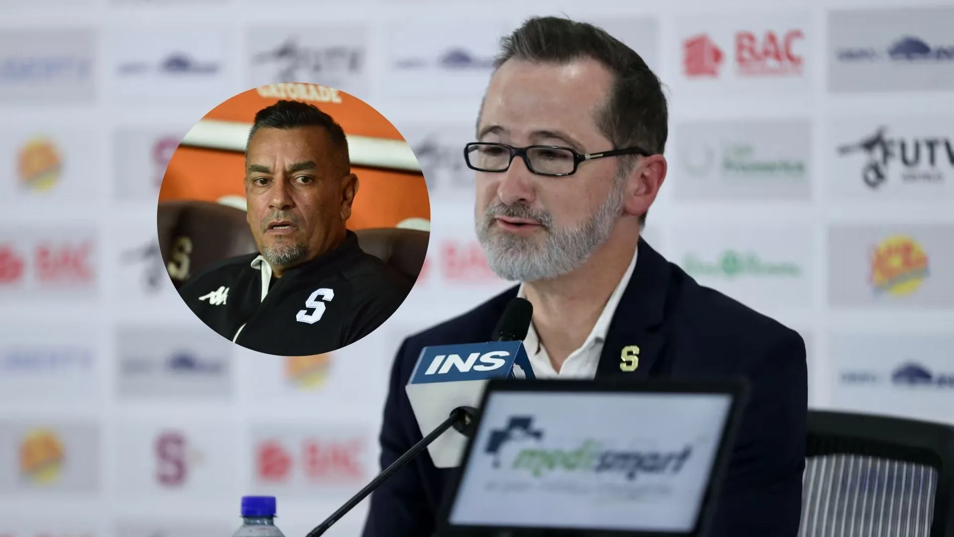 Juan Carlos Rojas en conferencia de prensa y José Giacone en el banco de Saprissa.