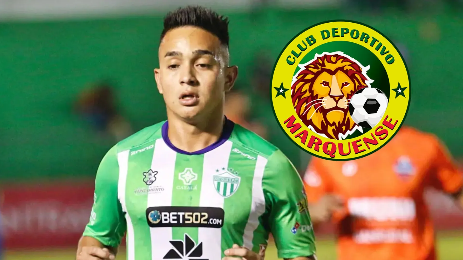 Oscar Santis con la camisa de Antigua GFC.