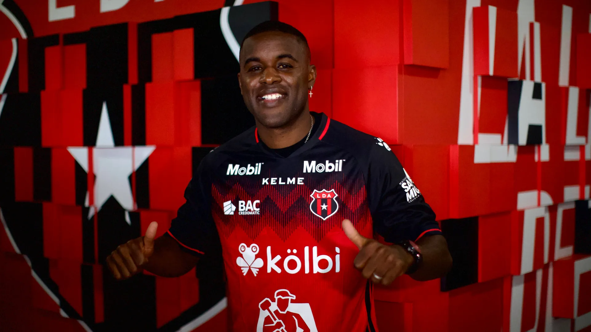 Joel Campbell se acerca a Alajuelense.
