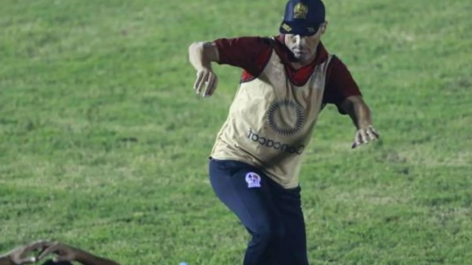 Brutal agresión de los aficionados de Vida al cuerpo técnico de Olimpia (VIDEO)