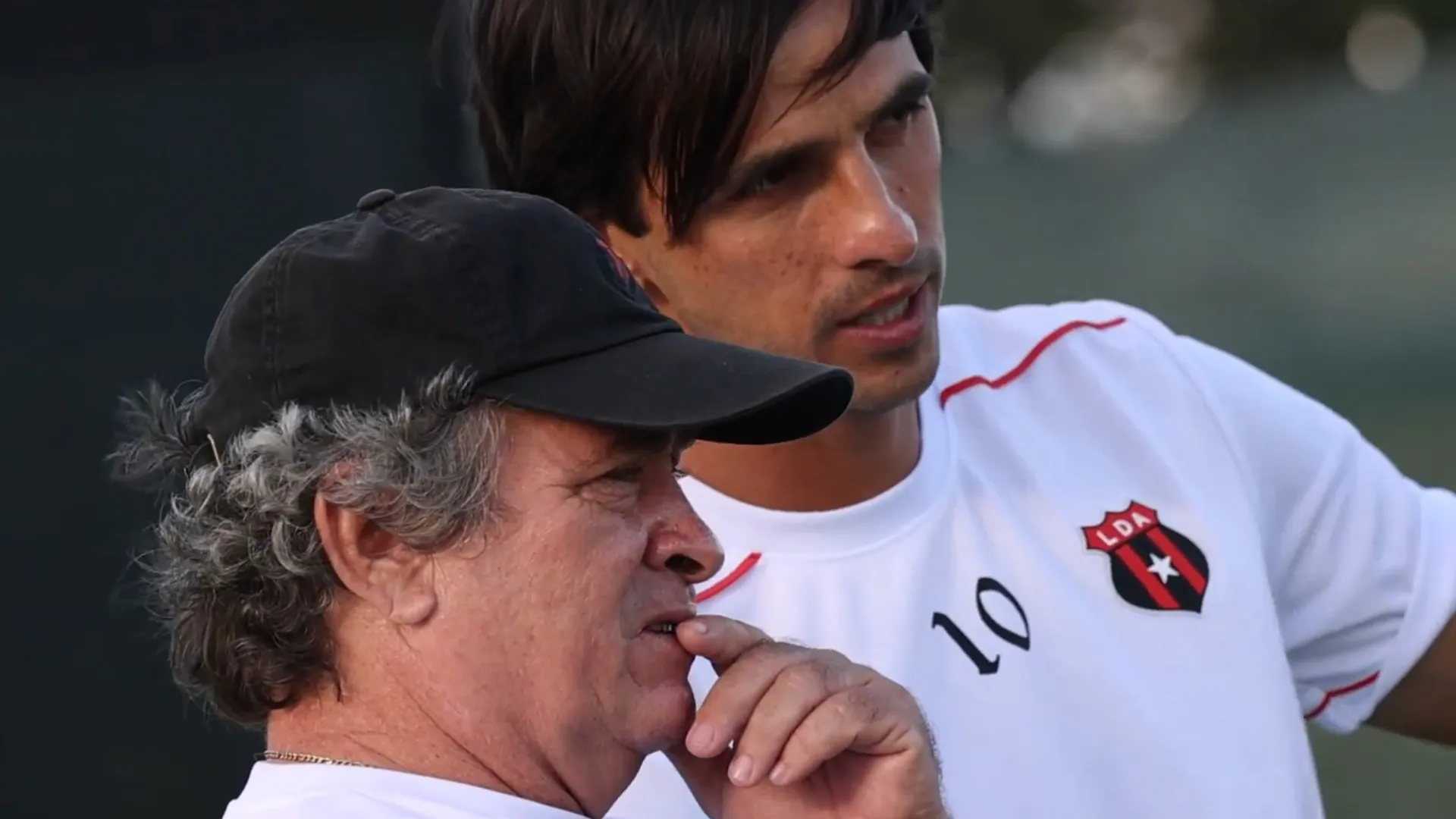 Machillo Ramírez inicia su limpieza: el nuevo DT de Alajuelense apunta a una figura clave para Guimaraes