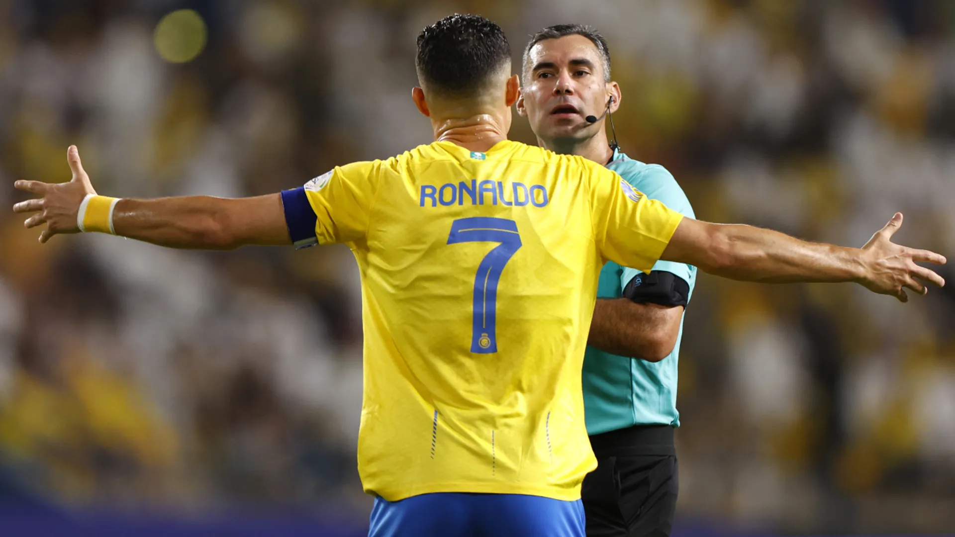 Cristiano Ronaldo y el árbitro guatemalteco Mario Escobar tuvieron un cruce de palabras