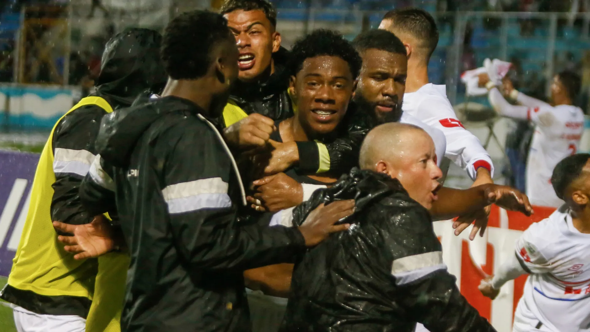 Una joya en medio de la polémica: Un golazo de la nueva perla del futbol de Honduras definió el Clásico de Olimpia vs Motagua
