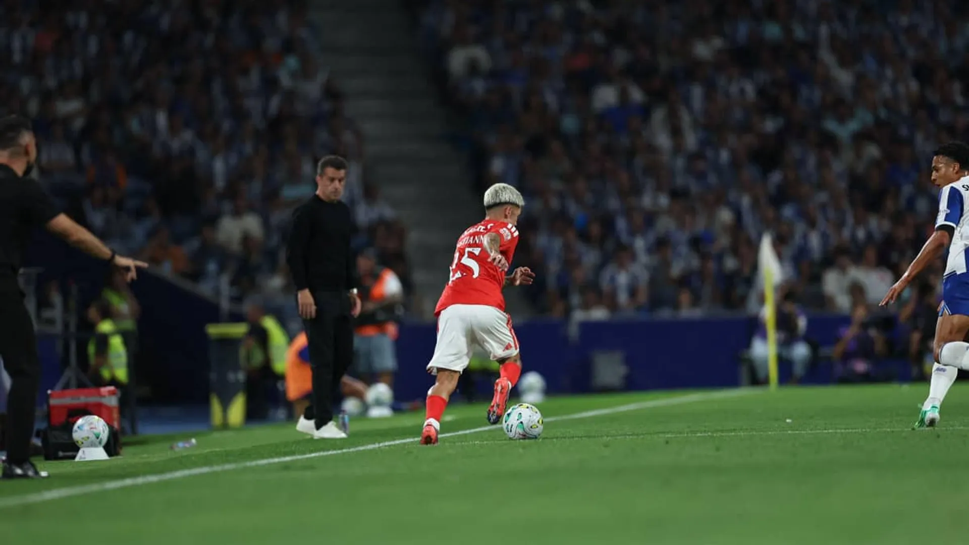 Chelsea y otros cuatro clubes seguirían a Prestianni; Benfica buscaría renovarlo