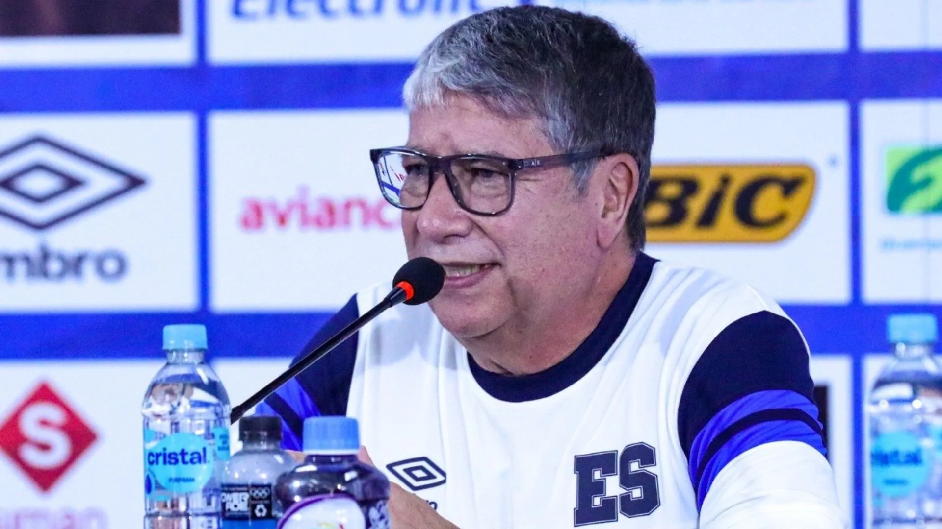 "Se paso de página": Bolillo Gómez toma dura decisión con una figura de El Salvador camino al Mundial 2026