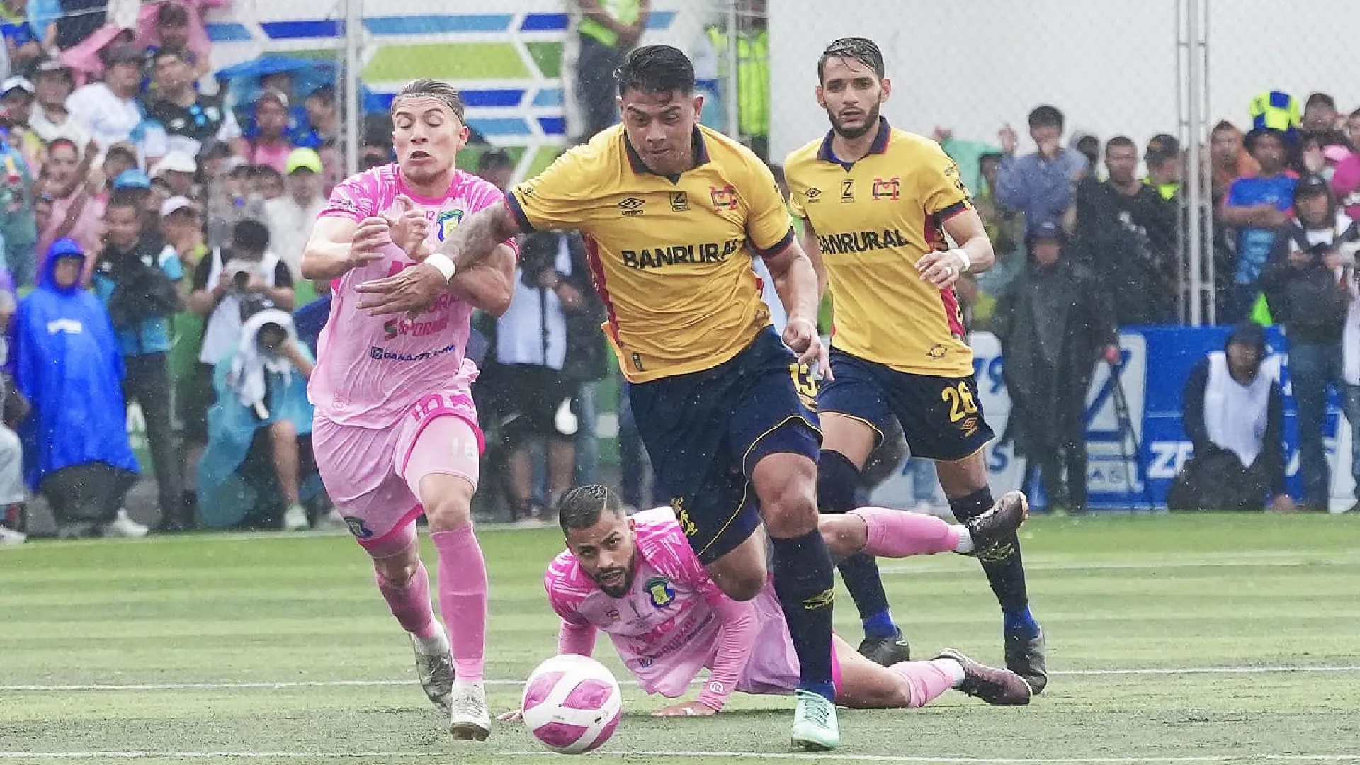 Empate accidentado entre Mixco y Municipal en la ida de la final de Guatemala (Video)