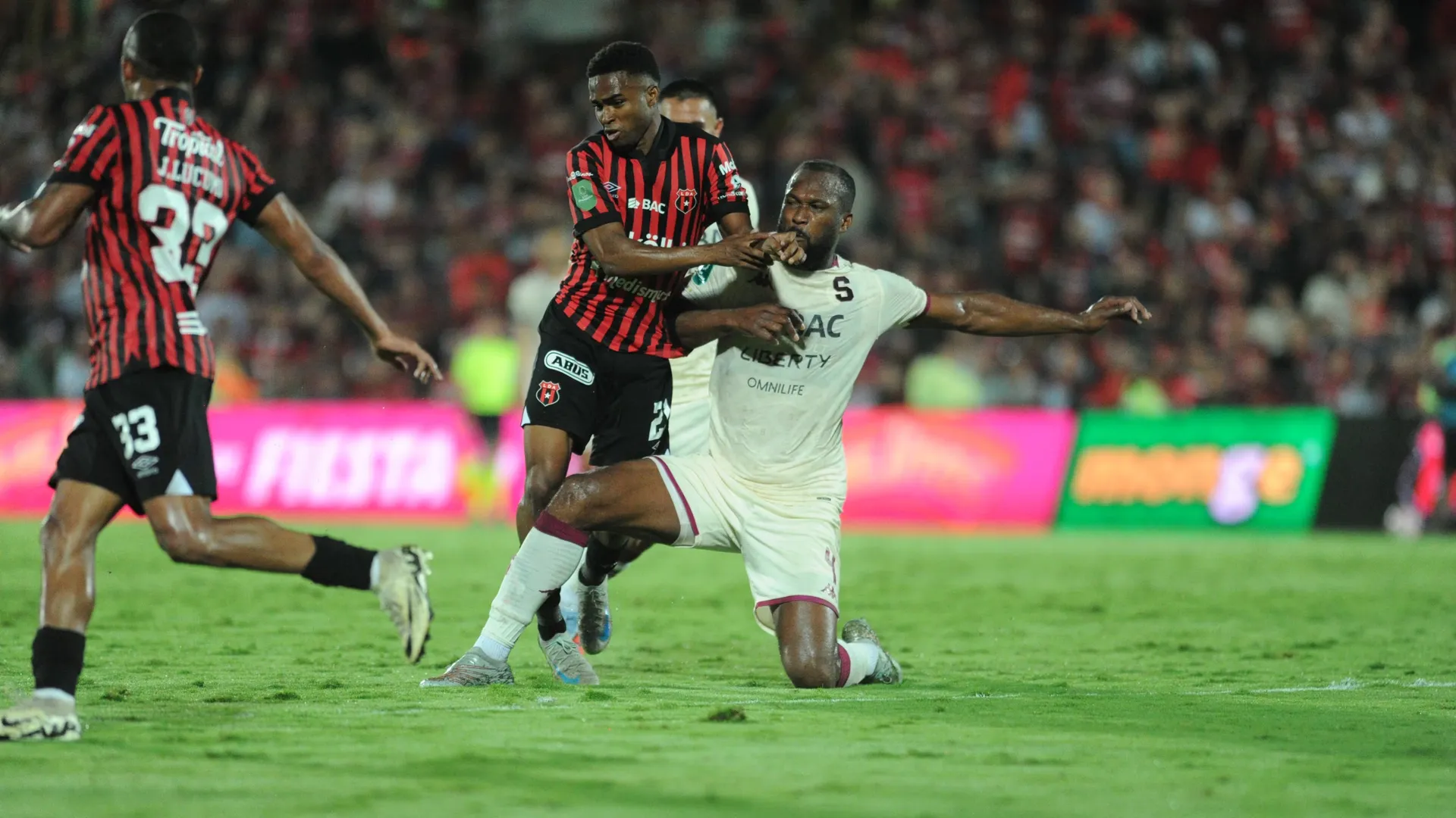 Alajuelense visitará a Saprissa en la ida.