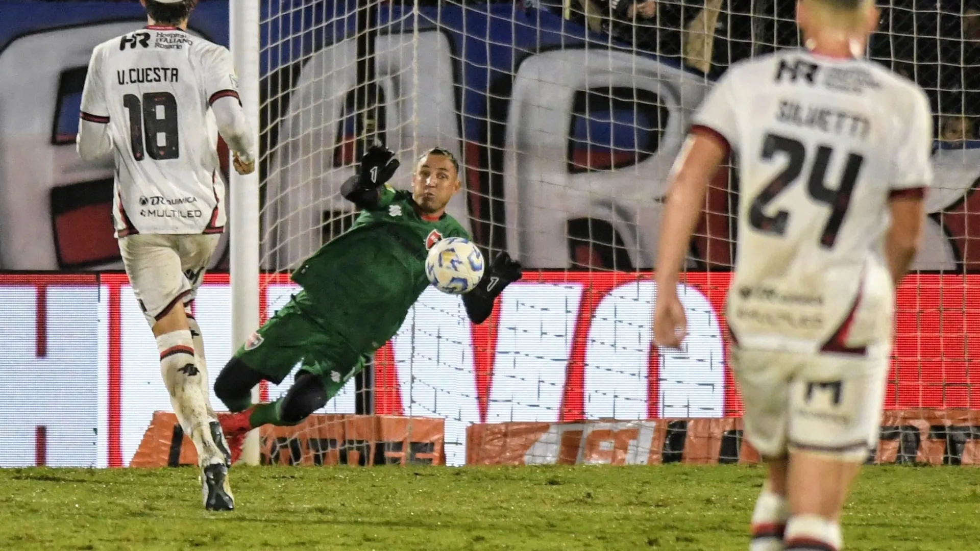 Keylor Navas mega figura en Newell's.