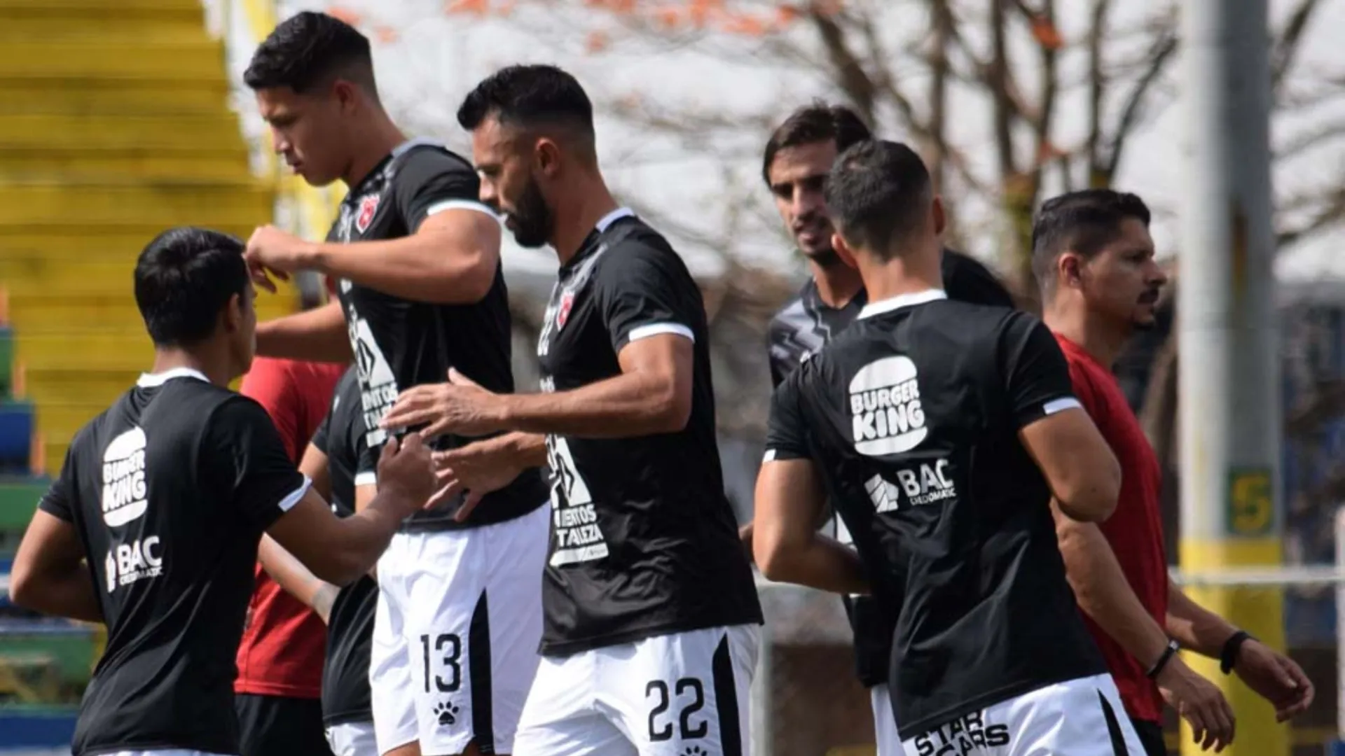 Un ex Alajuelense sorprendió con su decisión.