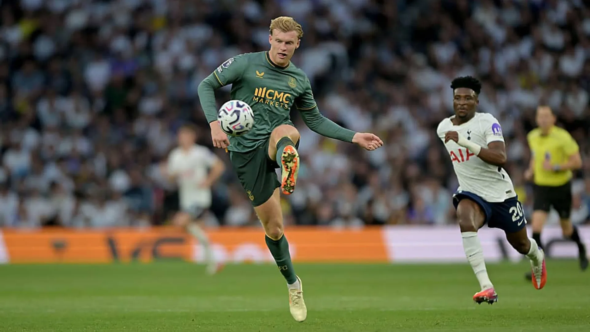 Liverpool apunta a Jarrad Branthwaite como relevo de Van Dijk, pero Everton complica el fichaje