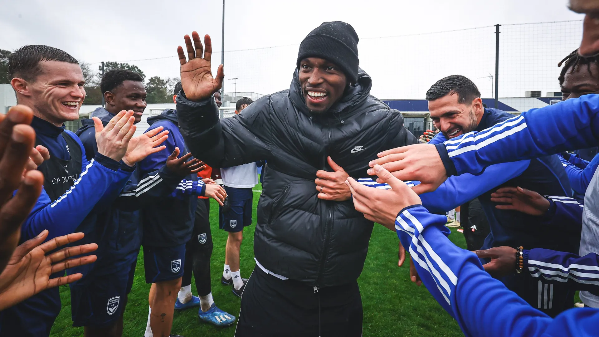 Alberth Elis estuvo en el entrenamiento del Burdeos. (Foto: Burdeos)