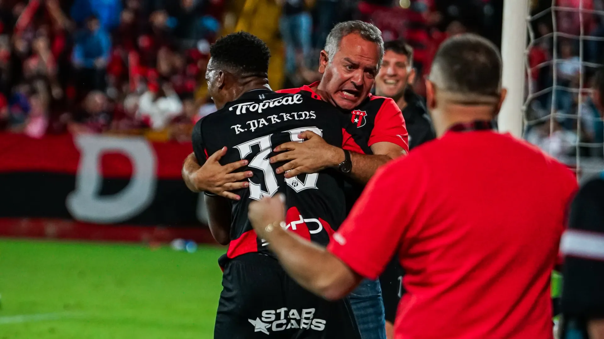 Emoción en Alajuelense: la historia no contada del abrazo entre Rashir Parkins y Joseph Joseph