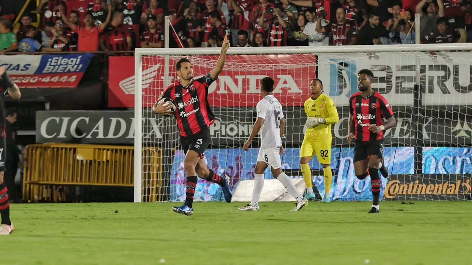 Revelan audio del VAR en el penal de la Gran Final