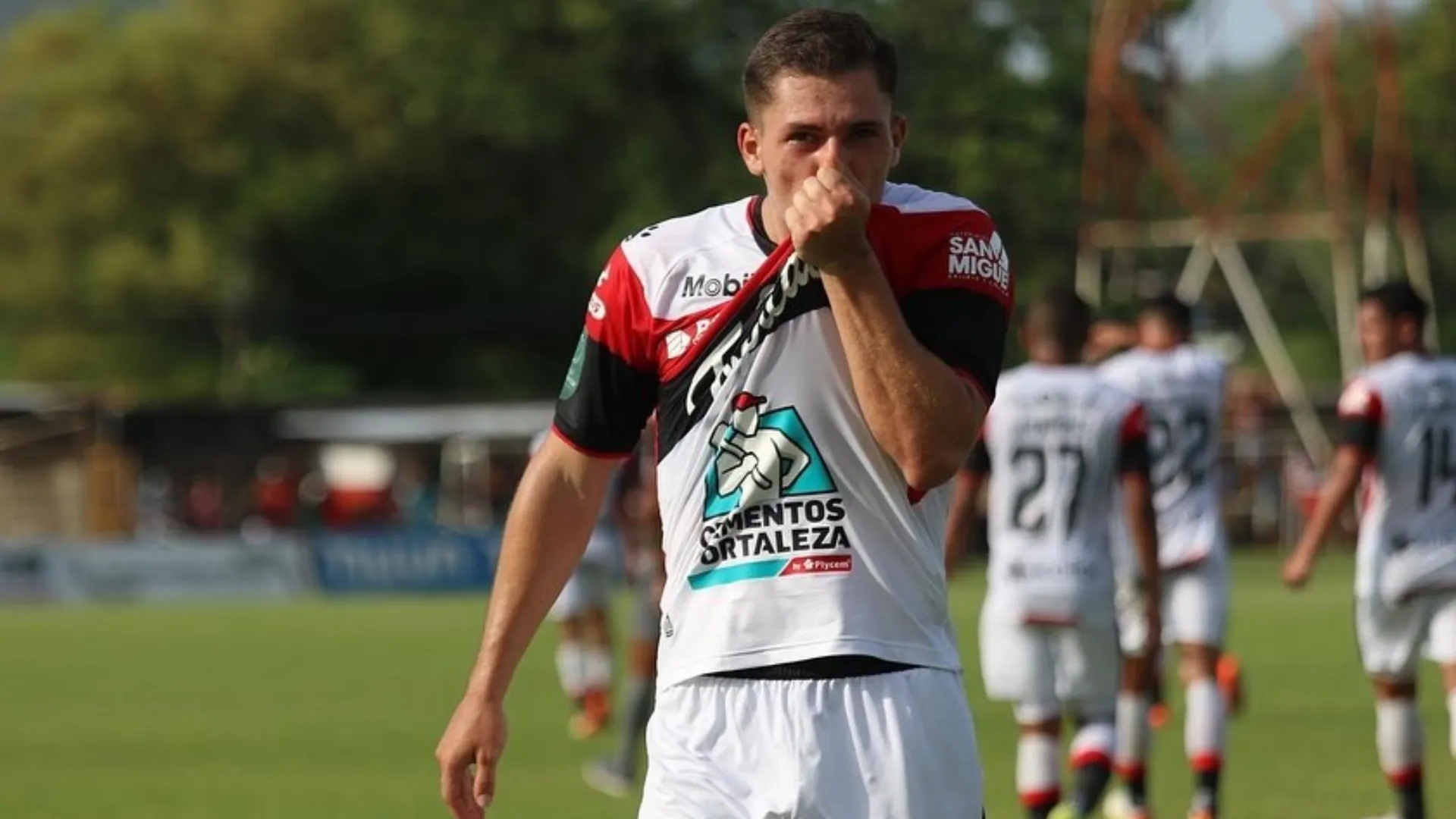 Carlos Mora no se olvida nunca de Alajuelense.