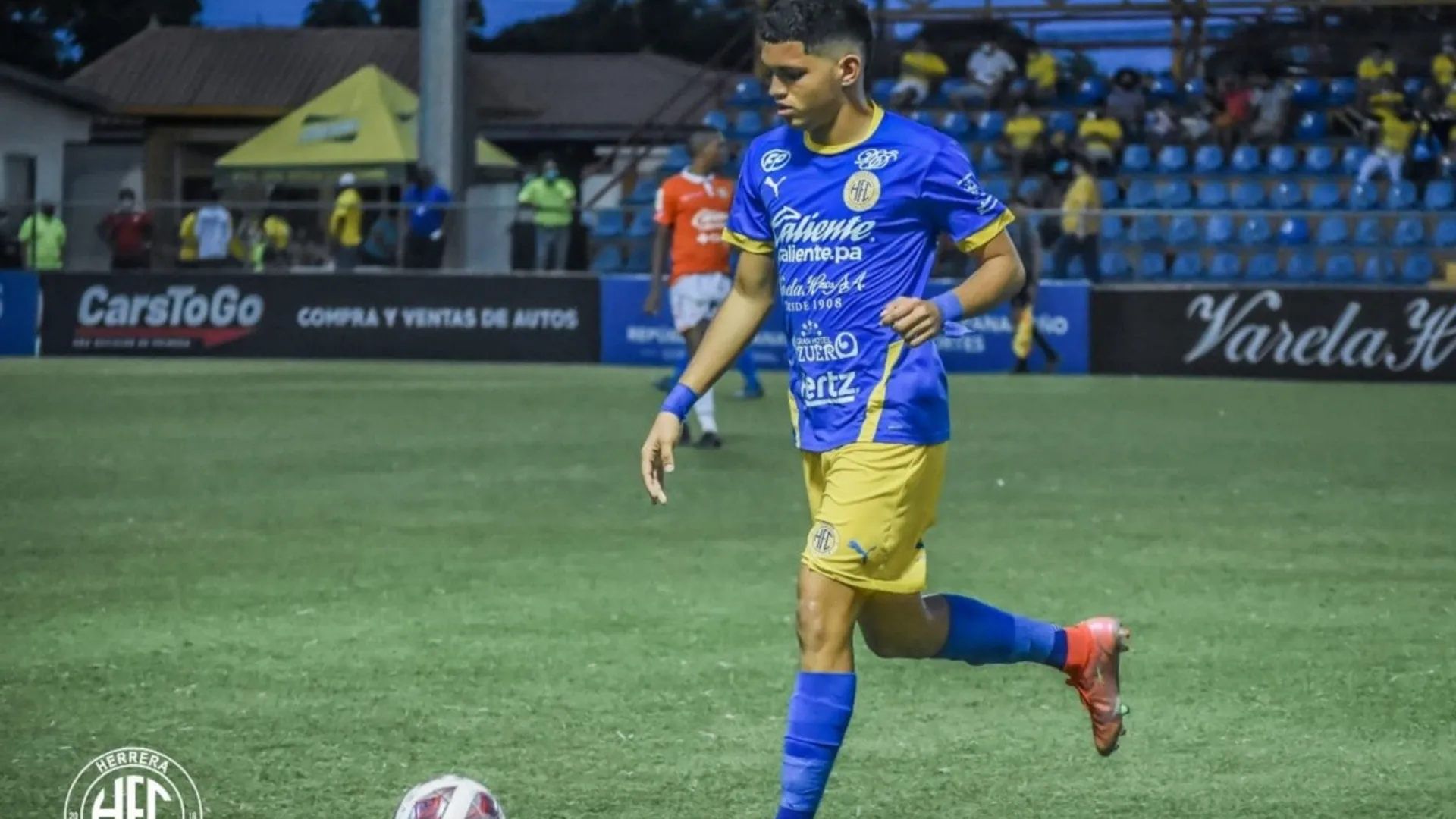 Jefferson Domínguez se convierte en el primer herrerano que ficha en Europa