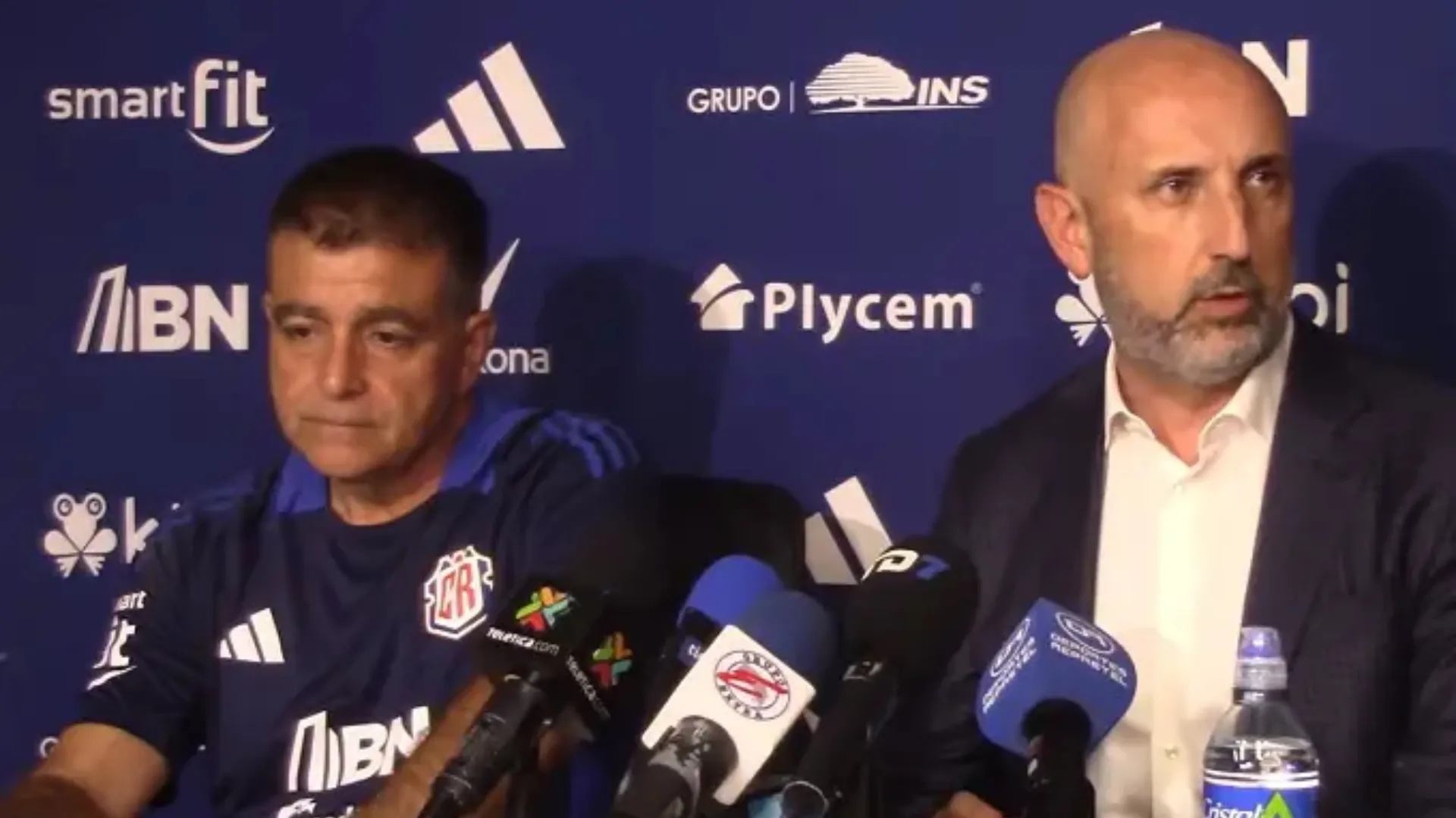 Osael Maroto le marca la cancha a Claudio Vivas.