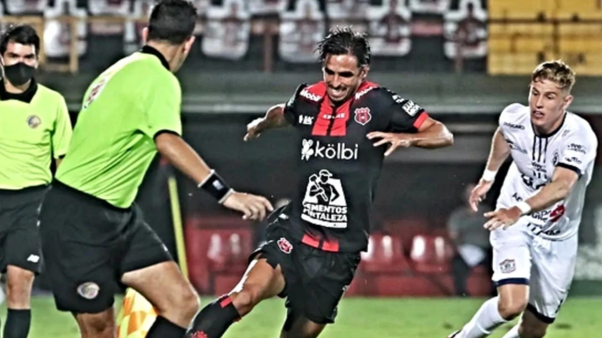 Bryan Ruiz tuvo un regreso amargo con derrota junto a la Liga Deportiva Alajuelense
