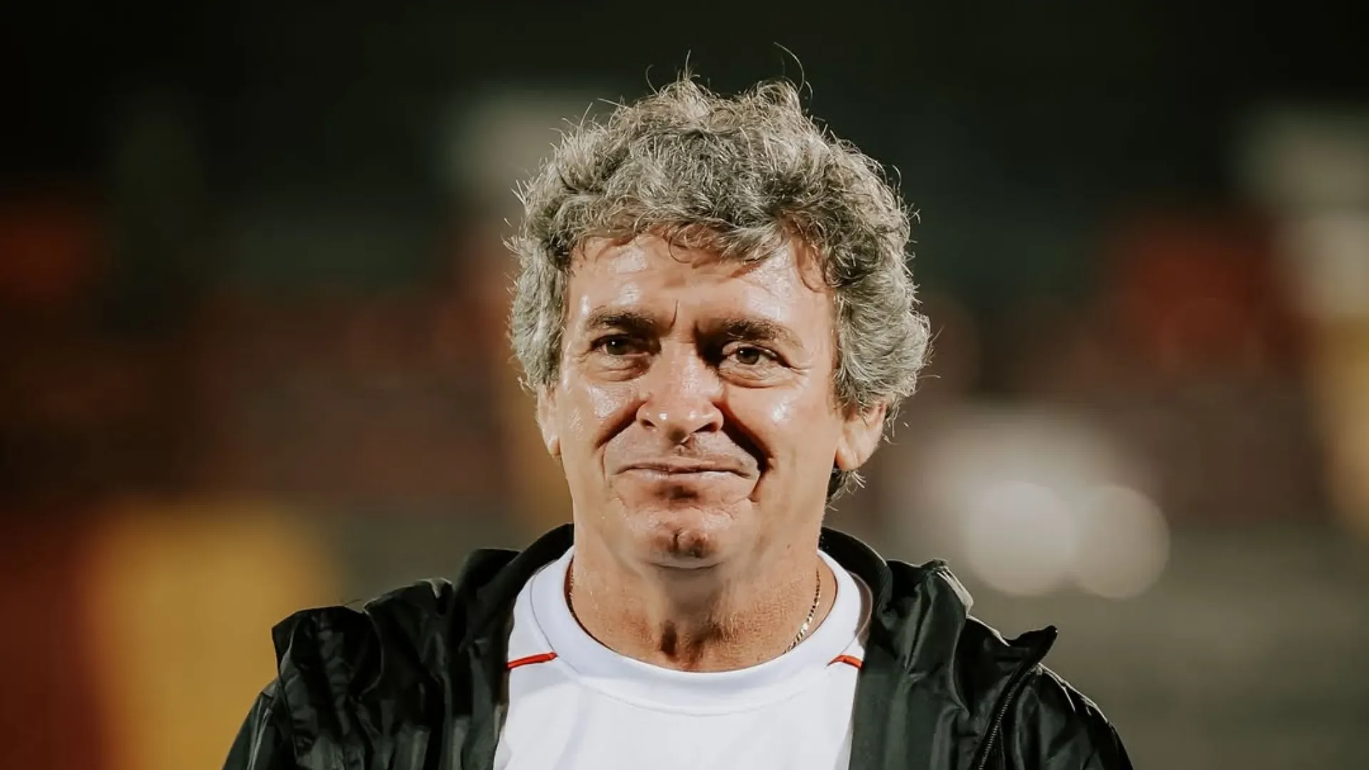 Machillo Ramírez se le adelanta Carlos Vela.
