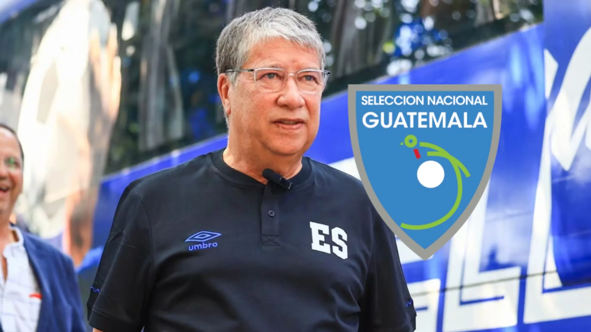 Bolillo Gómez en El Salvador.