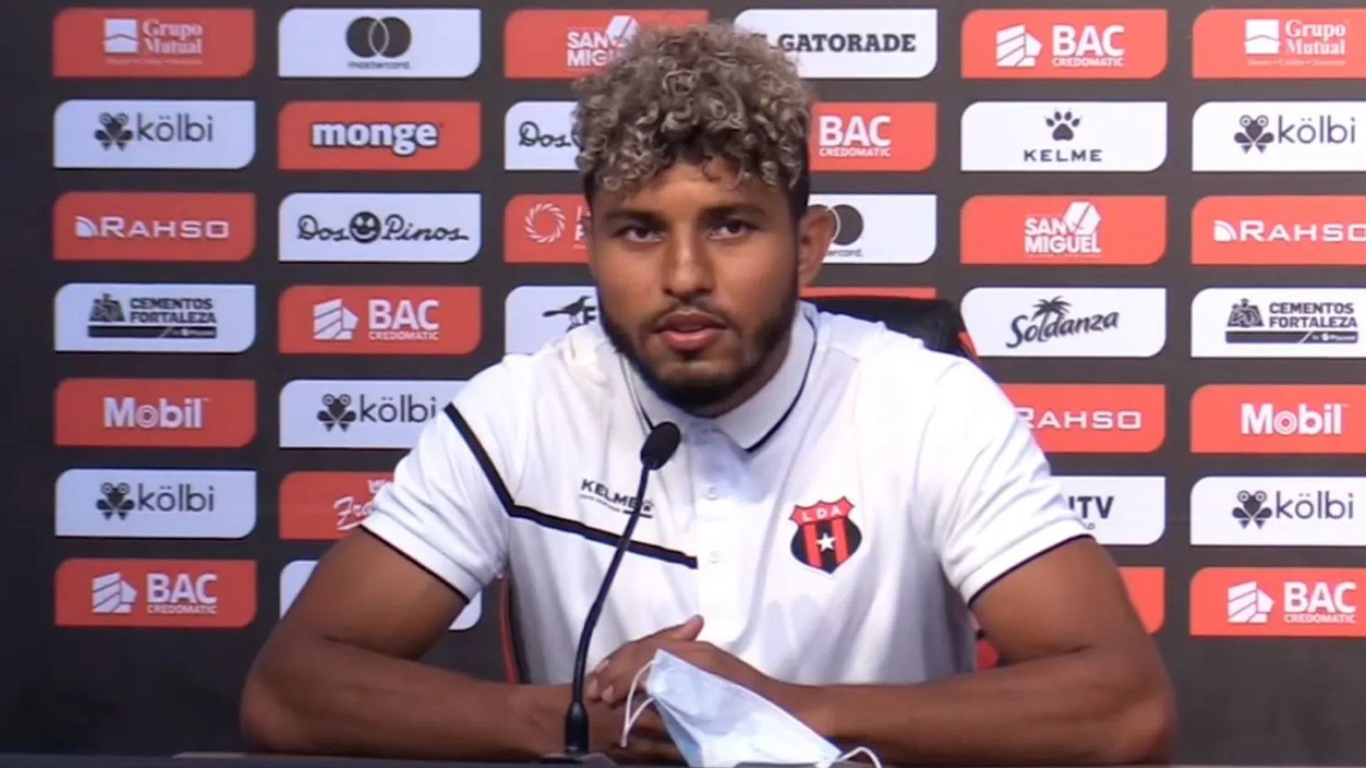Johan Venegas jugará el Clásico a pesar del fallecimiento de su padre