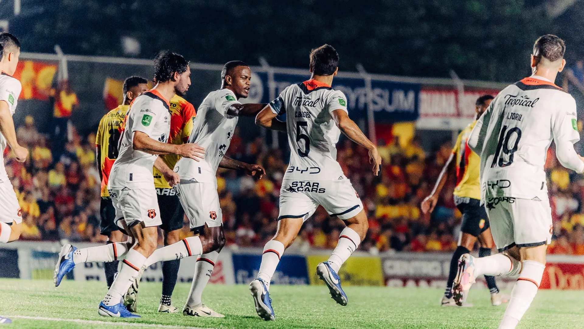Alajuelense se ilusiona con una incorporación.