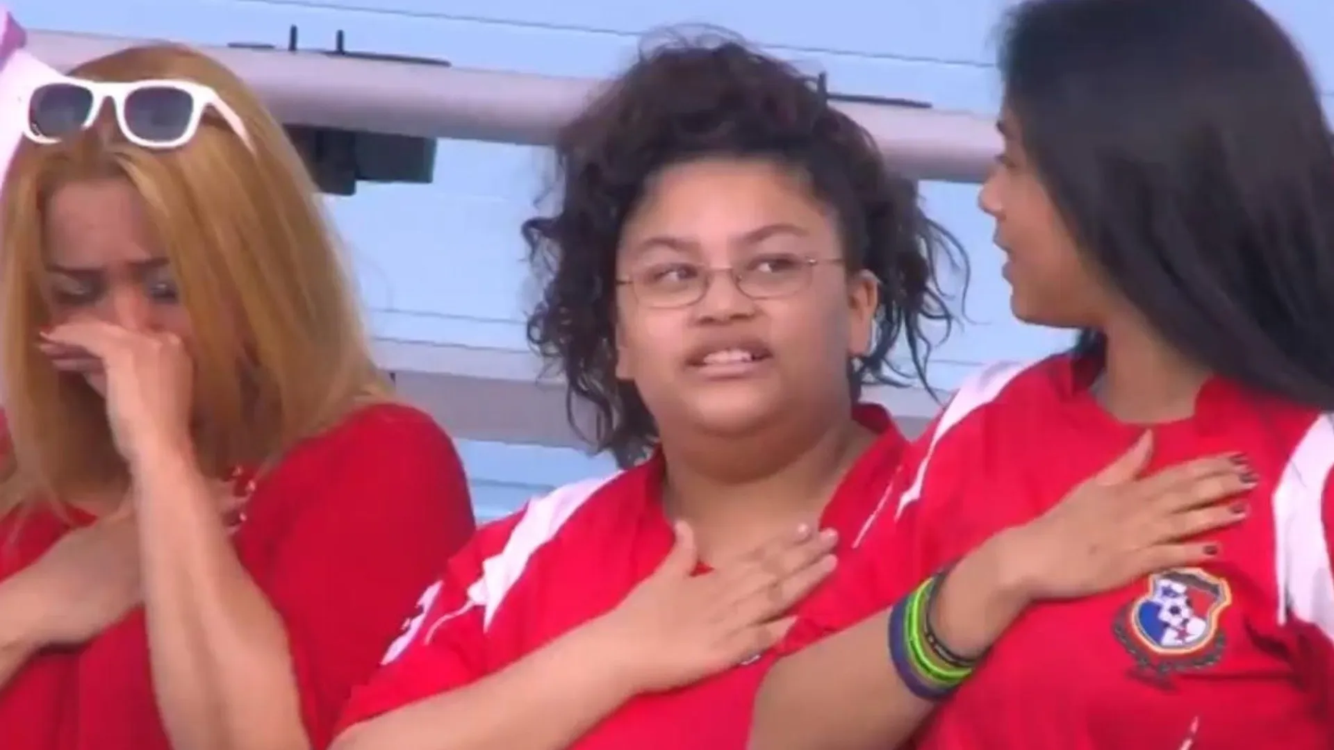 Cuando estás lejos de tu tierra: hincha rompe en llanto al escuchar himno de Panamá