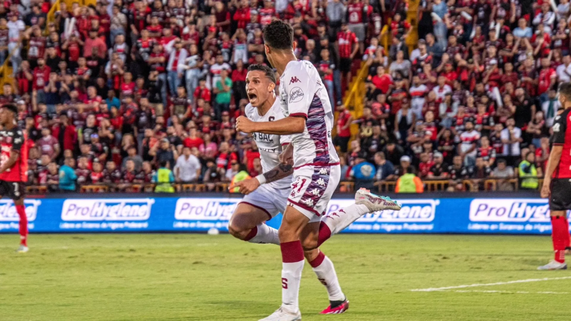 Así salieron los jugadores morados que estaban en las gradas del estadio Alajuelense (VIDEO)