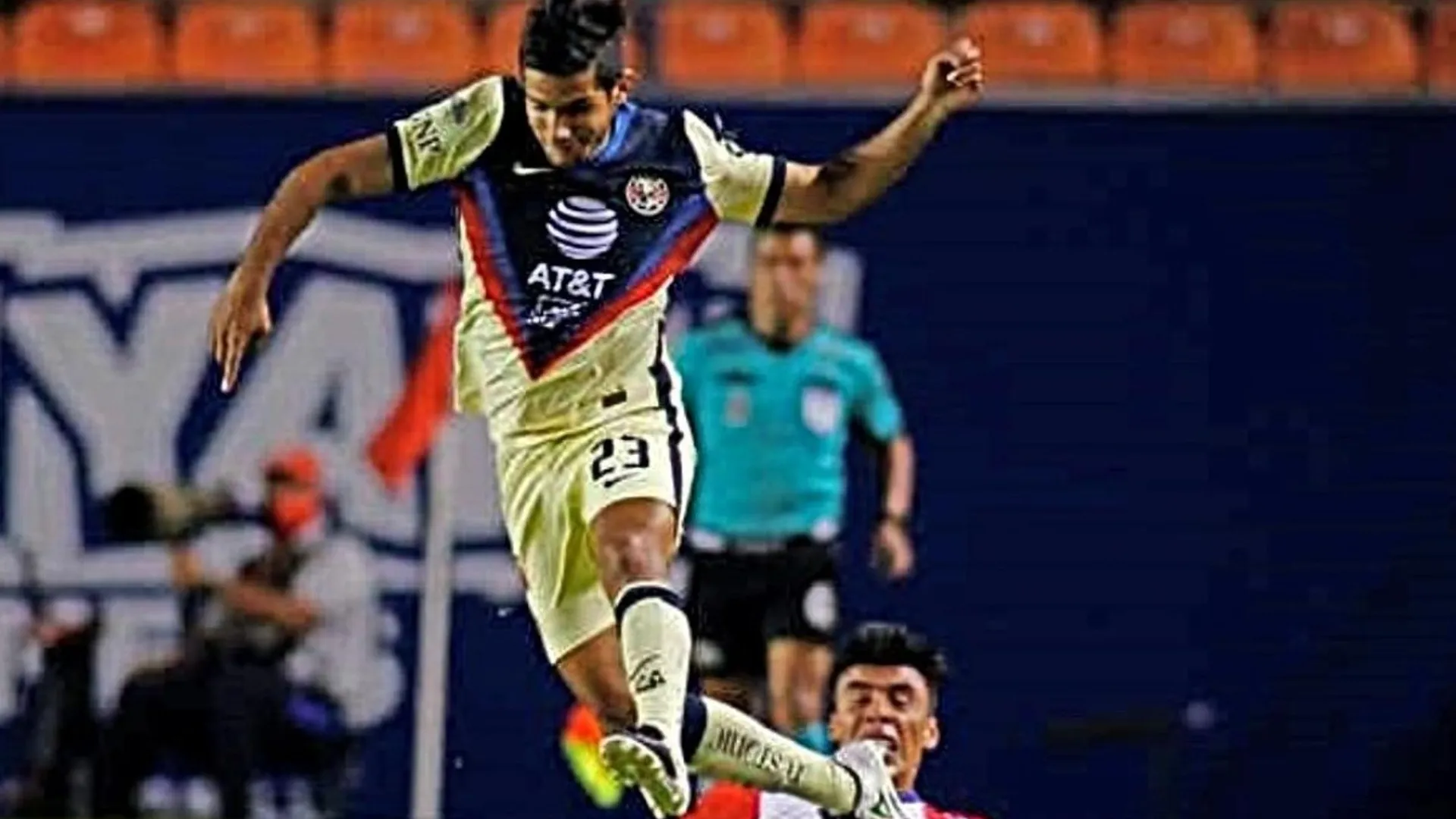Chucho López vio acción con el América en el Clásico de México ante Chivas