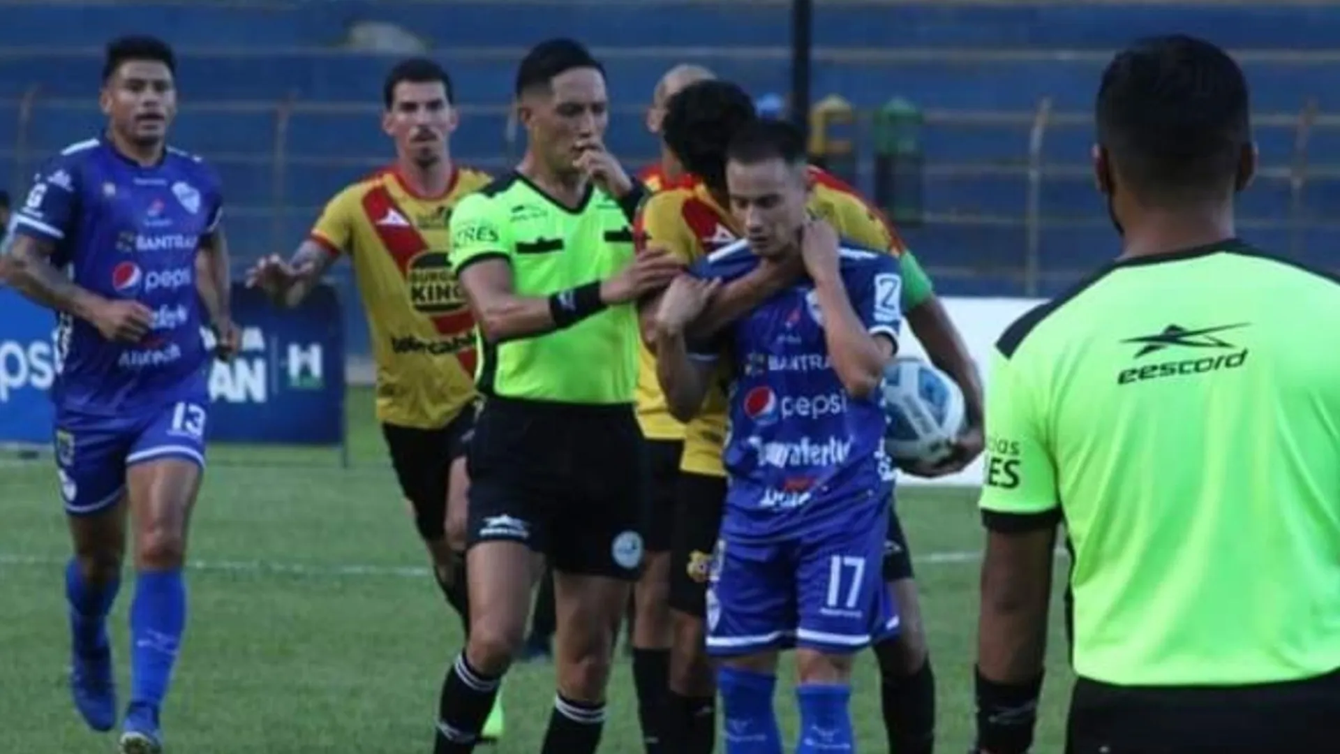 Partido de Cobán y Herediano termina en una pelea