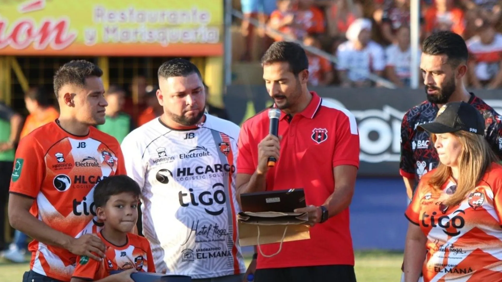 El emotivo homenaje de Puntarenas y Alajuelense a Roger Rojas