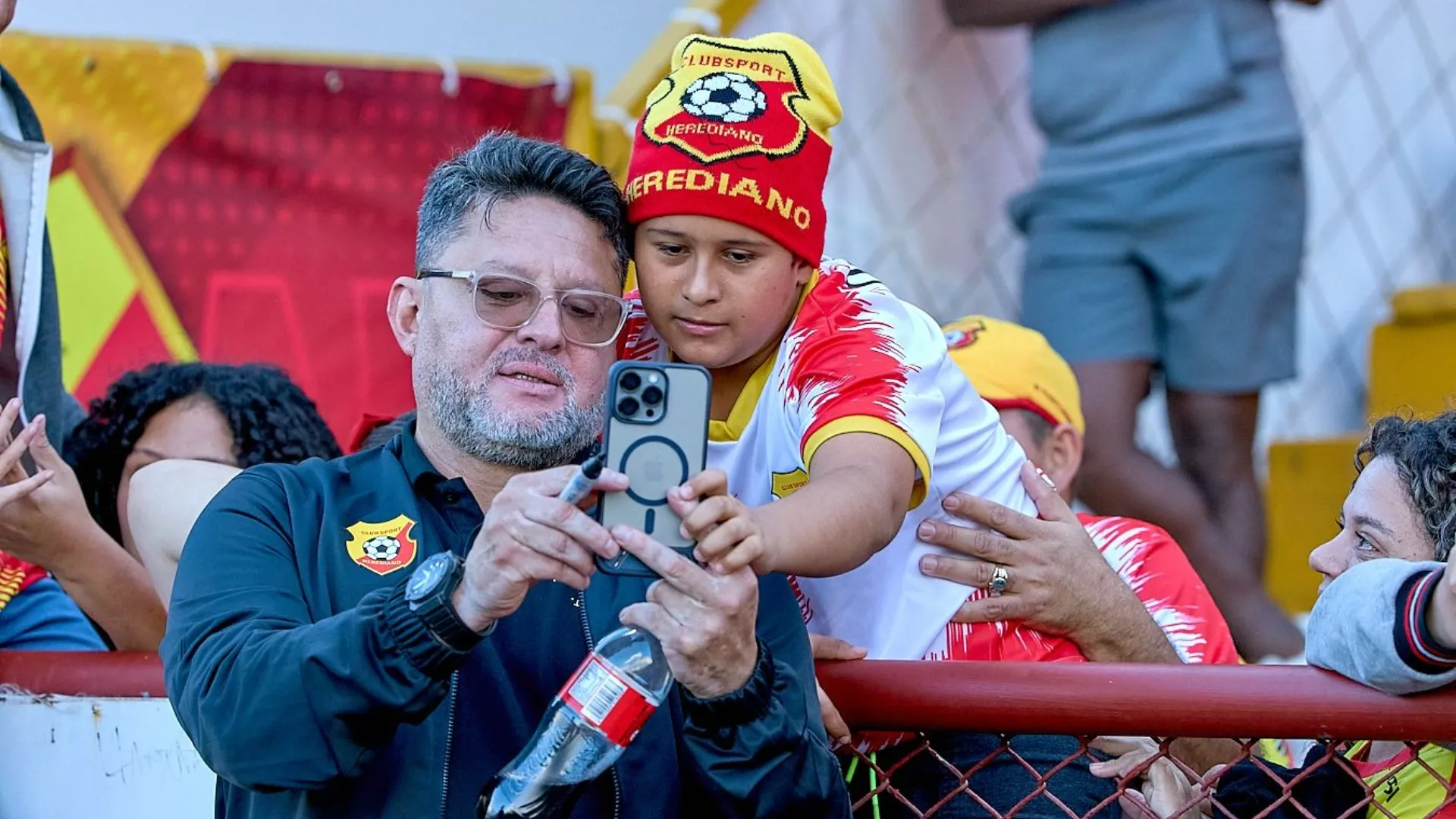 Jafet Soto se sorprende con una salida.
