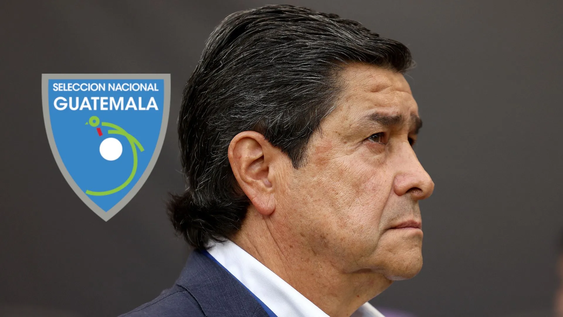 Luis Fernando Tena y el escudo de la Selección de Guatemala.