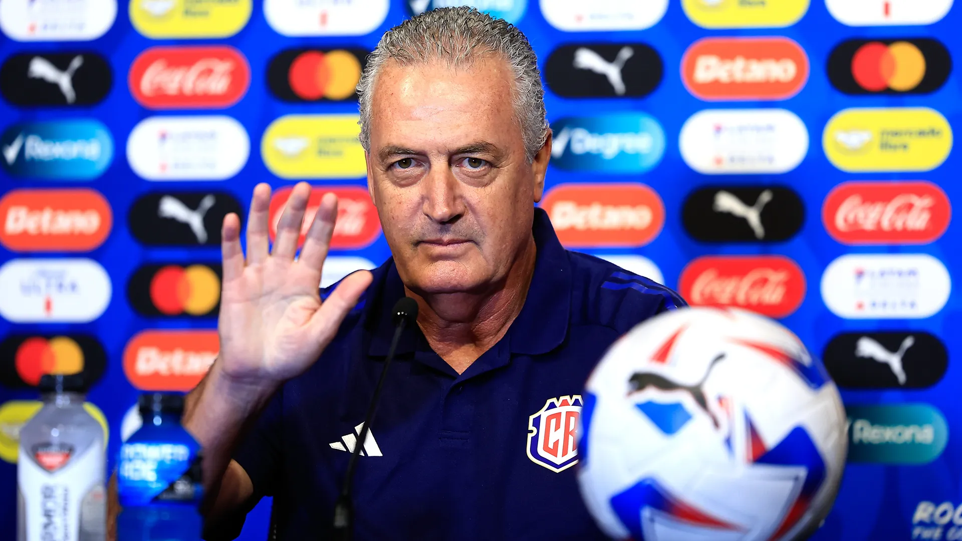Se complica de nuevo el futuro de Gustavo Alfaro en Costa Rica. (Getty Images)