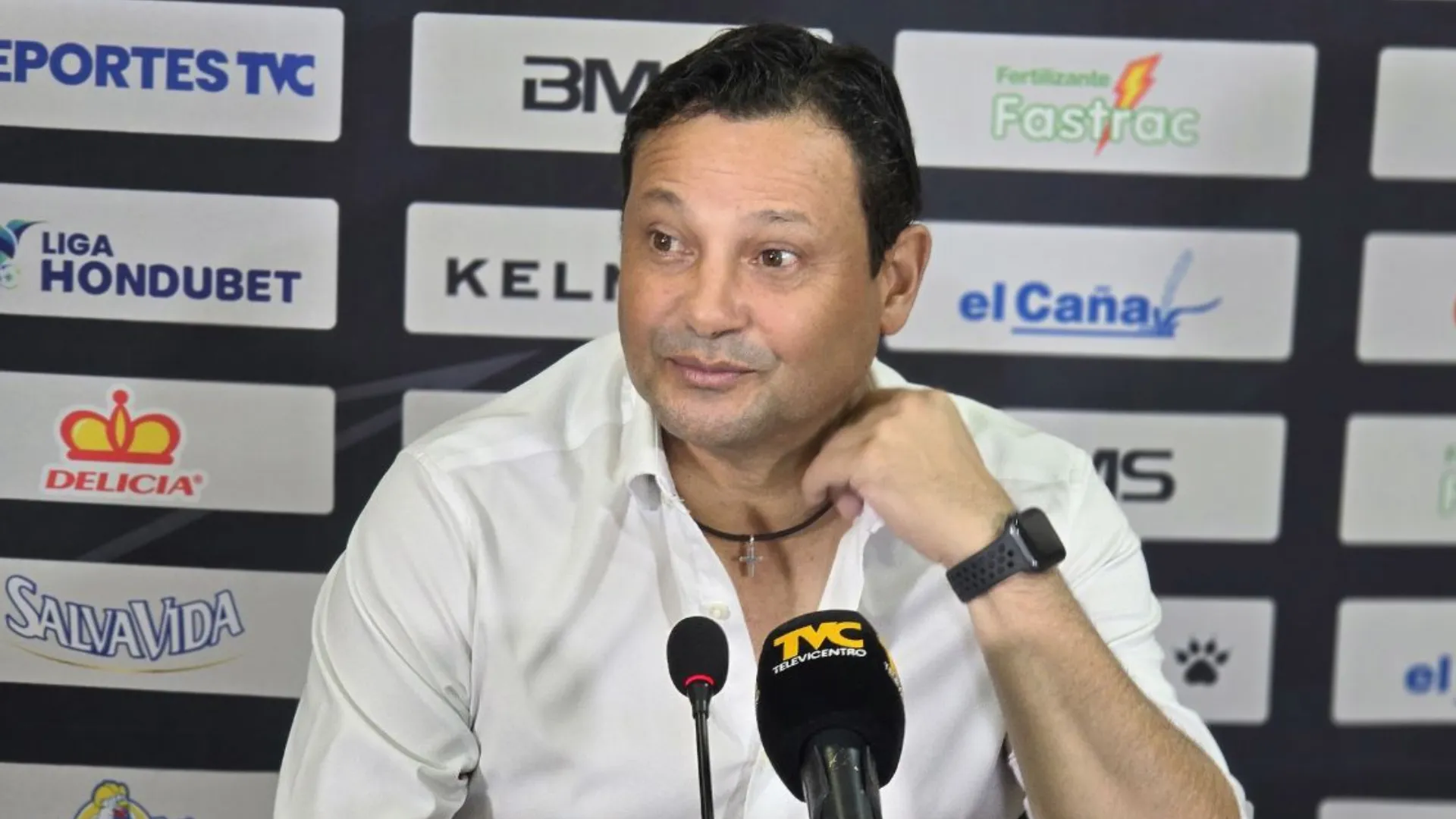 Jeaustin Campos prepara una limpia en el plantel de Real España tras no llegar a la final de Honduras