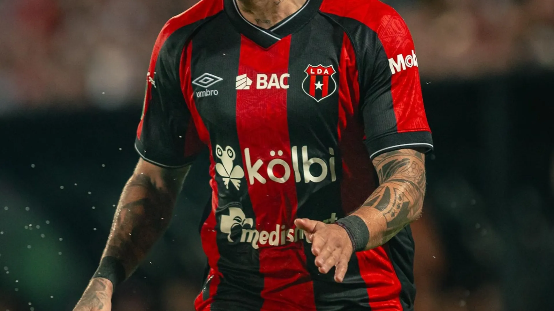 "Problemas de camerino": una figura revela la interna que golpea a Alajuelense en el momento más caliente
