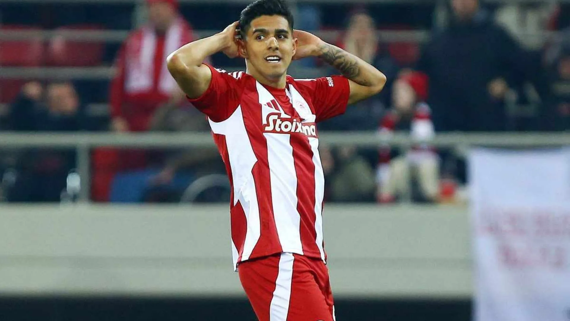 Luis Palma recibe tremendo revés en su primer juego de Europa League con Olympiacos