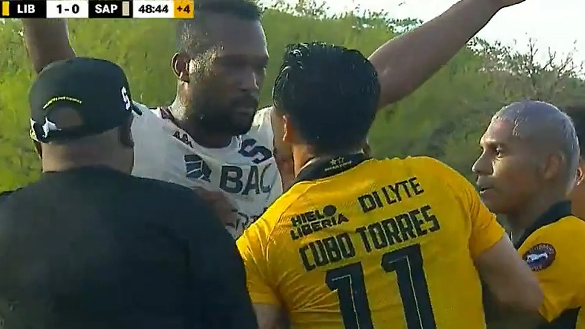 Cruce caliente: Kendall Waston y Cubo Torres perdieron los estribos en plena semifinal entre Saprissa y Liberia
