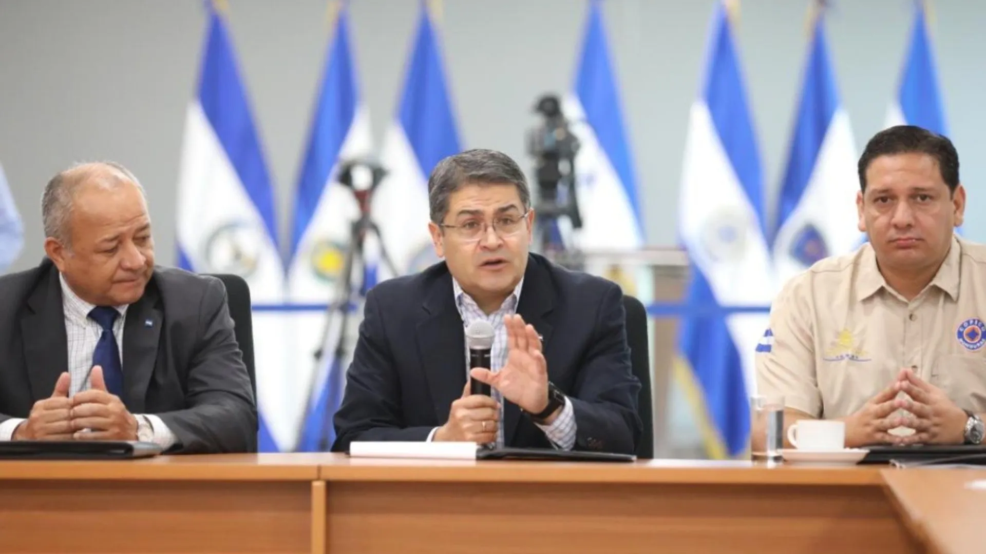Presidente de Honduras se compromete a erradicar la violencia en los estadios