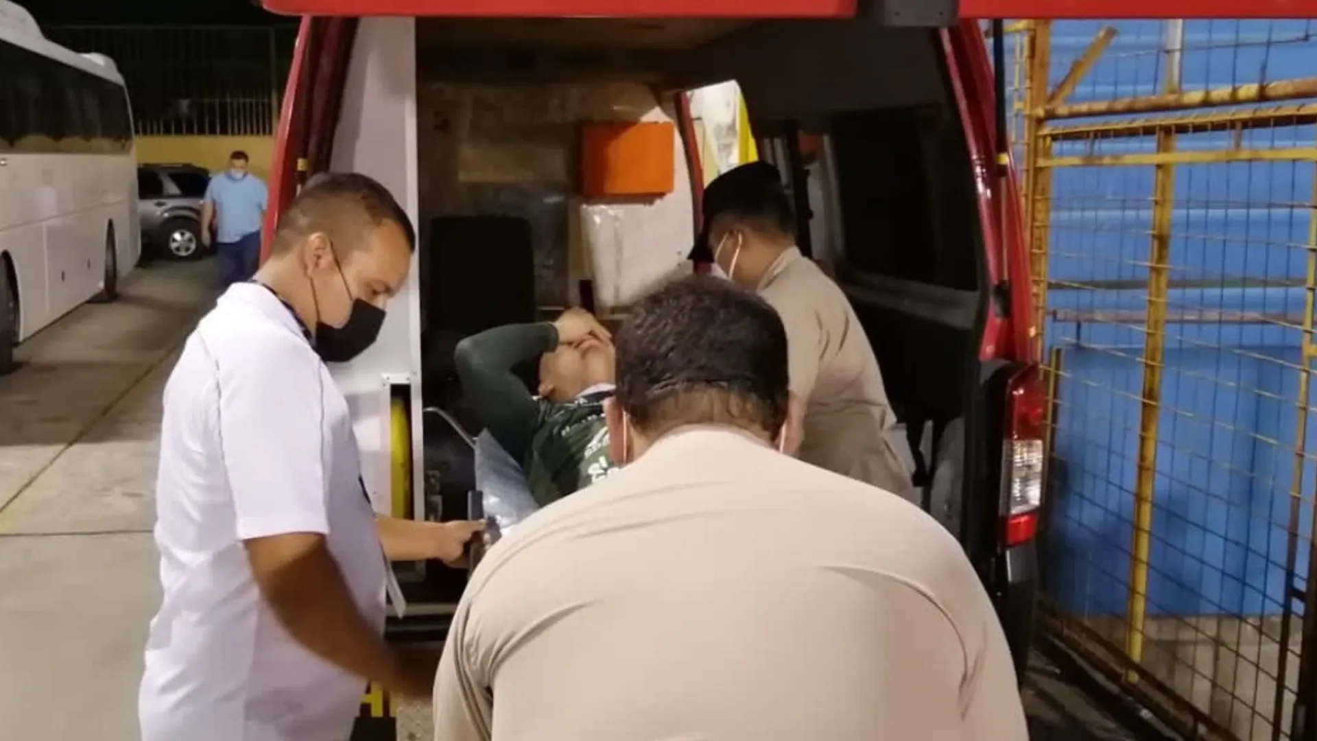 Emilio Izaguirre es llevado al hospital