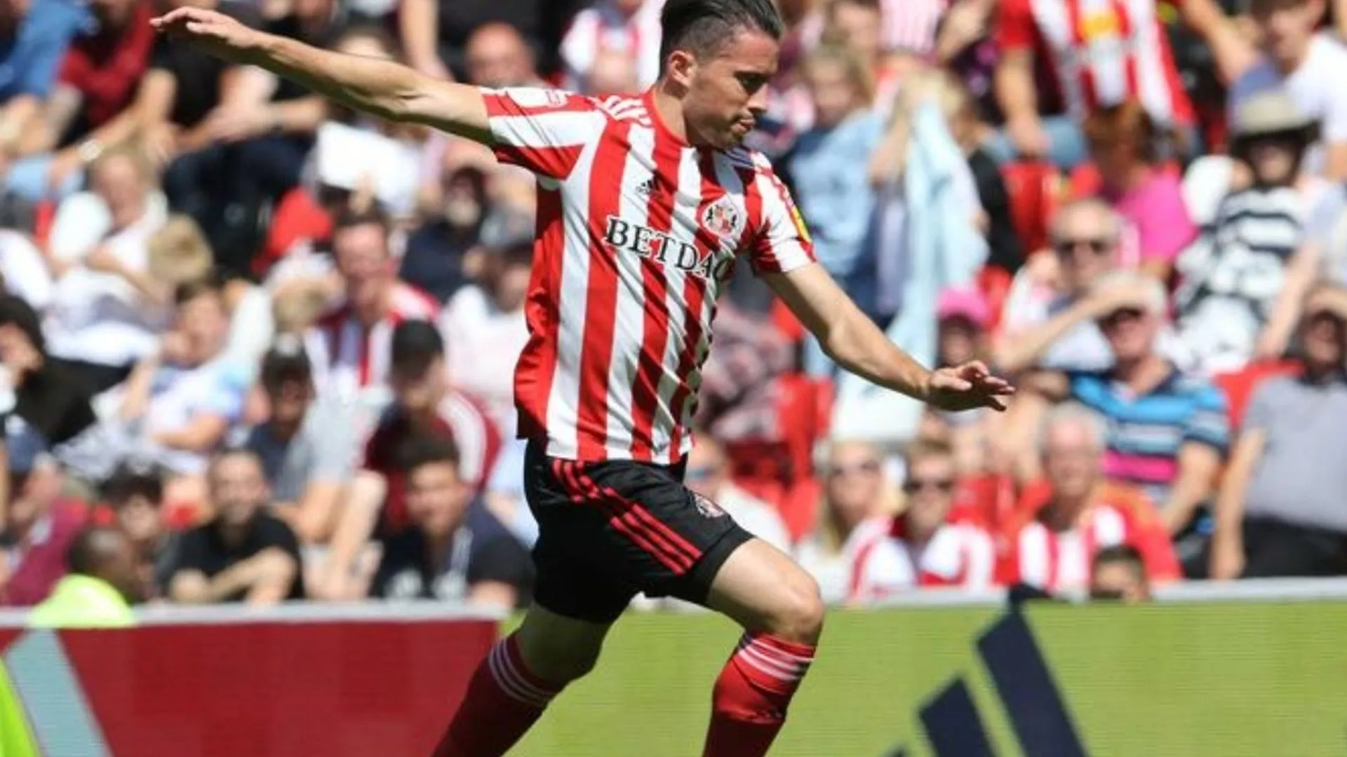 Bryan Oviedo debutó y dio una lujosa asistencia
