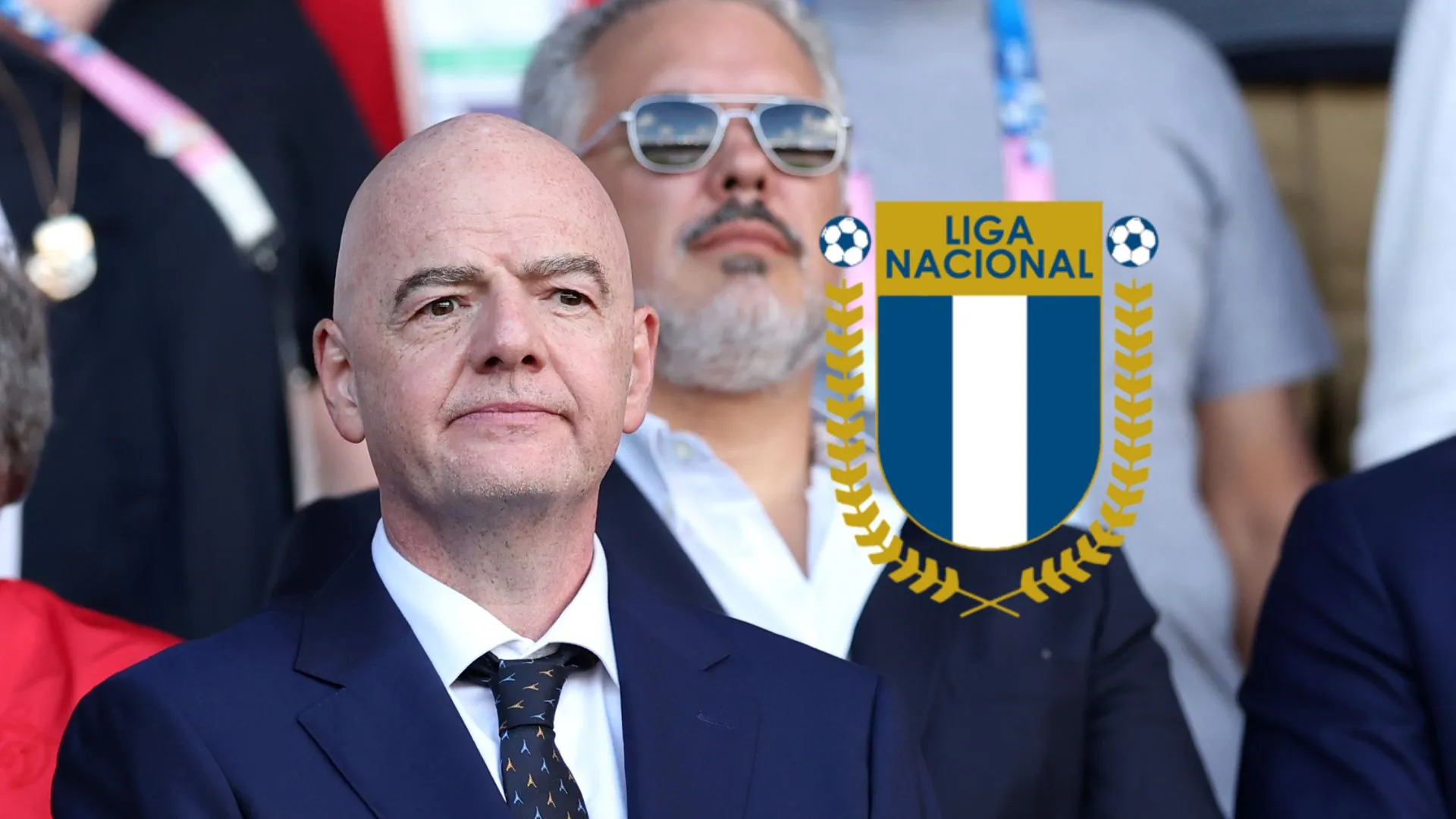 Gianni Infantino y el escudo de la Liga Nacional de Guatemala.
