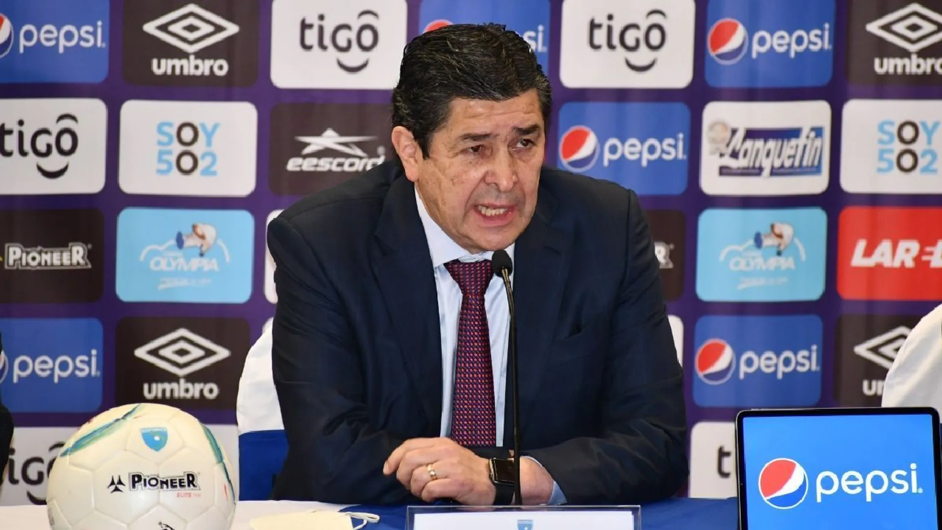 Luis Fernando Tena salió contento con el triunfo de Guatemala ante Belice