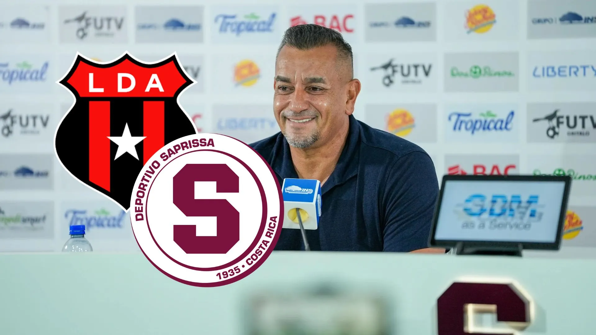 José Giacone sonríe en la conferencia de prensa de Saprissa.