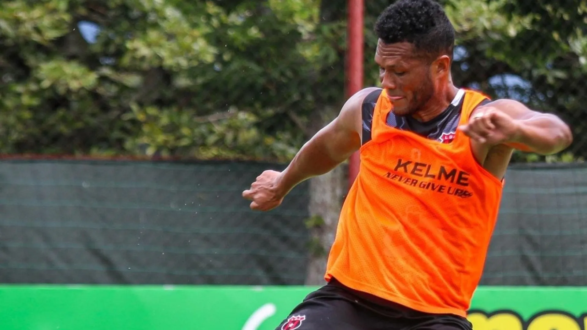 El panameño Rolando Blackburn sigue sin convencer en Alajuelense